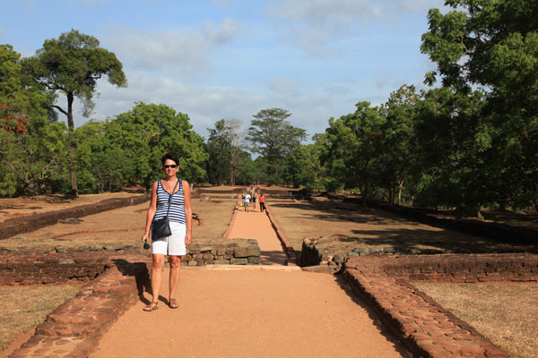 Onderaan de Sigiriya Rock